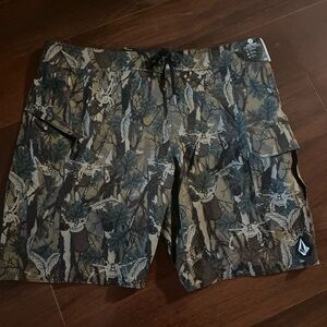 Volcom Men's Forest Camo Cargo Board Shorts size 40 NWT
